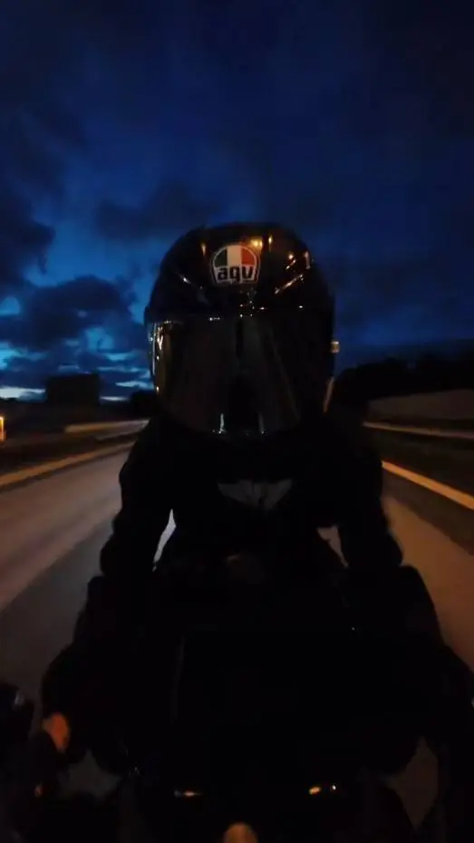 ai character: Louis background