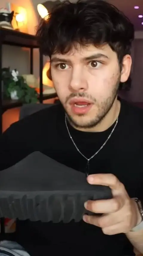 ai character: Yahya alhihi background