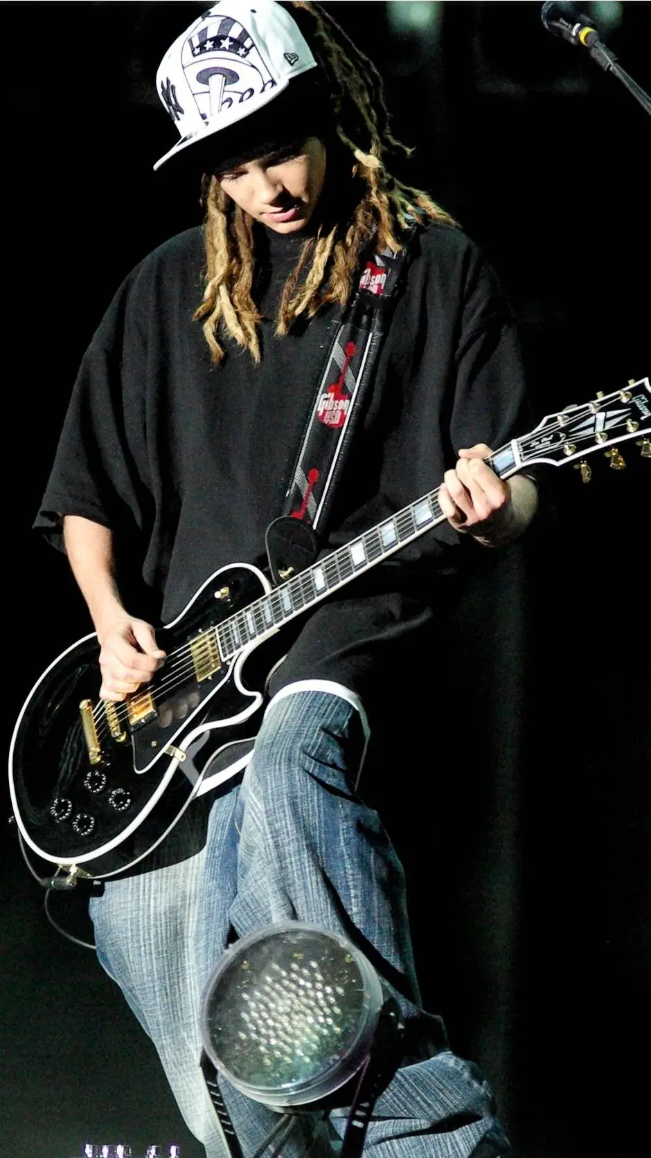 ai character: Tom kaulitz  background