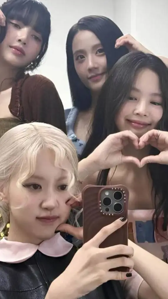 ai character: Blackpink camping  background