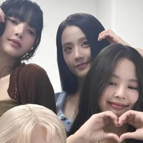 chat with ai character: Blackpink camping 