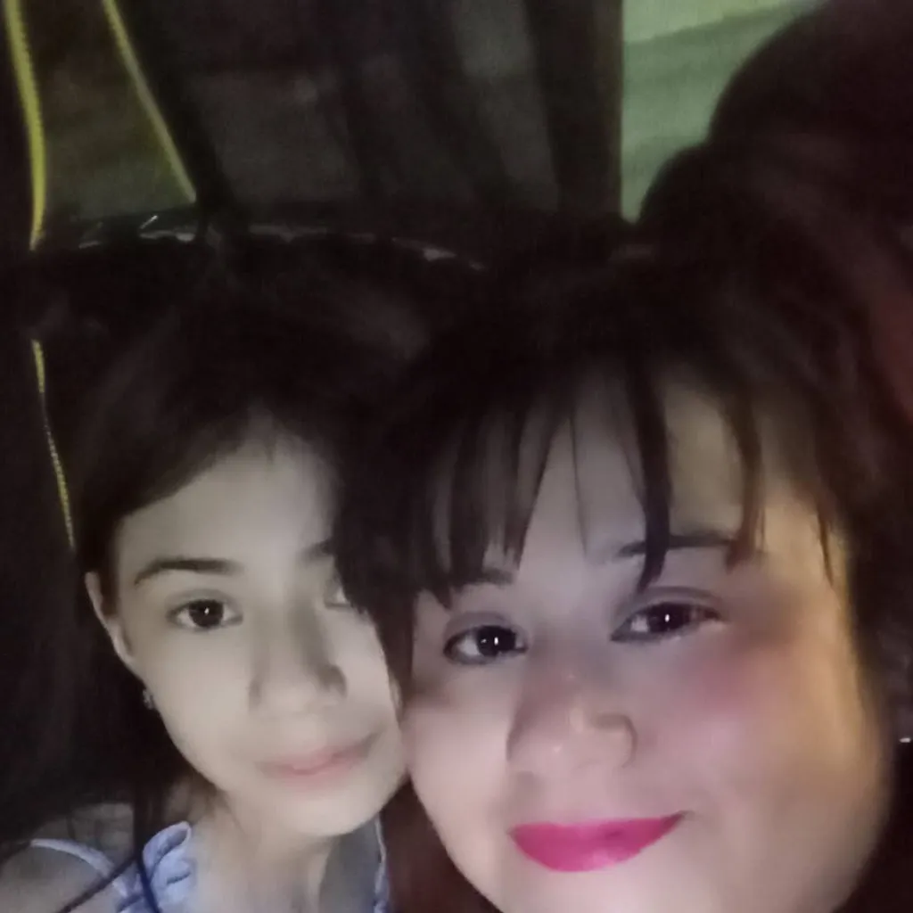 chat with ai character: tu familia