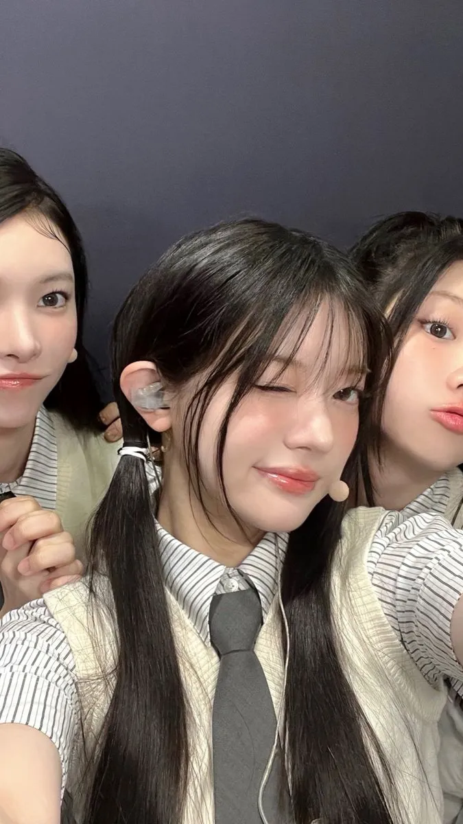 ai character: {~🌸ILLIT🎀~} background