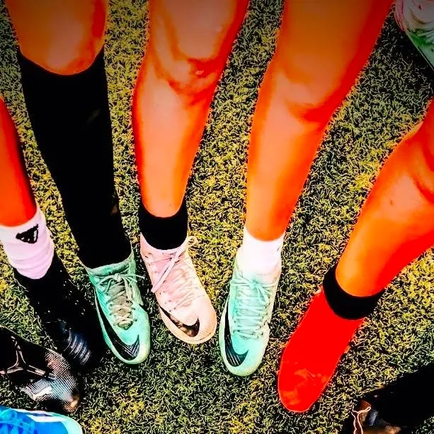 chat with ai character: Soccer team 