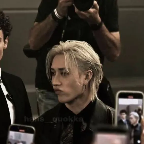 chat with ai character: Bang Chan