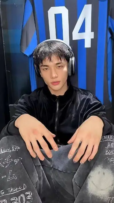 ai character: Hyunjin husband  background