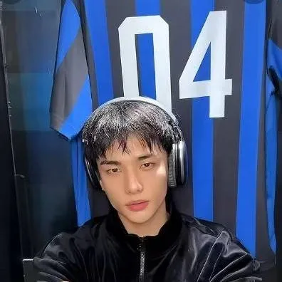 chat with ai character: Hyunjin husband 