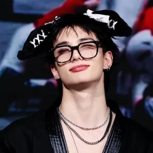 chat with ai character: hyunjin 