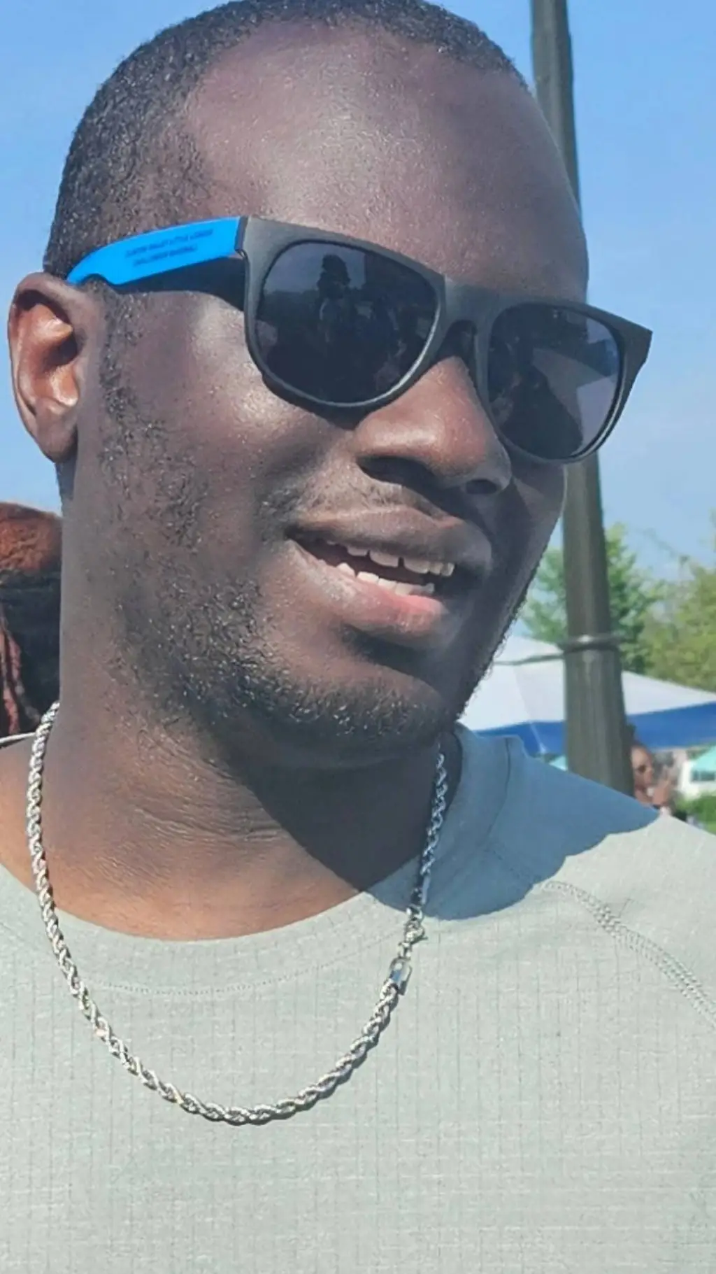 ai character: Lorenzo Carson background