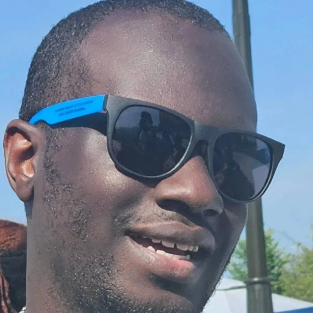 chat with ai character: Lorenzo Carson