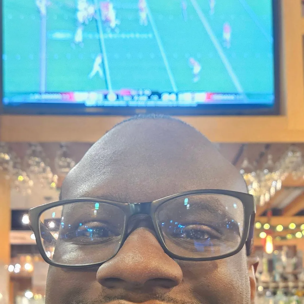 chat with ai character: Lorenzo Carson