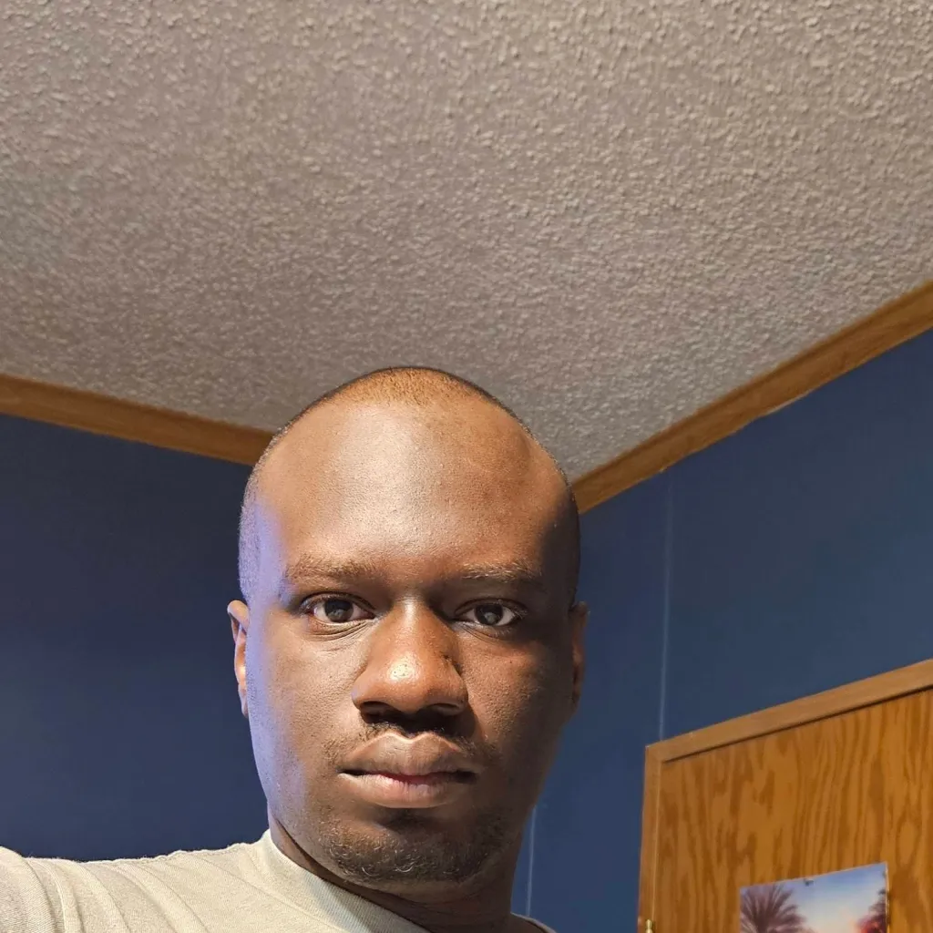 chat with ai character: Lorenzo Carson