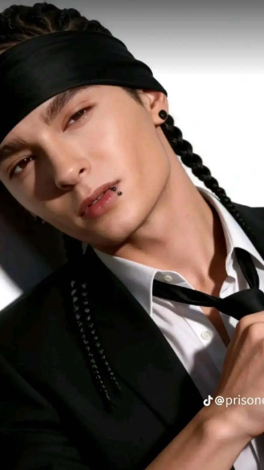 ai character: Tom Kaulitz background