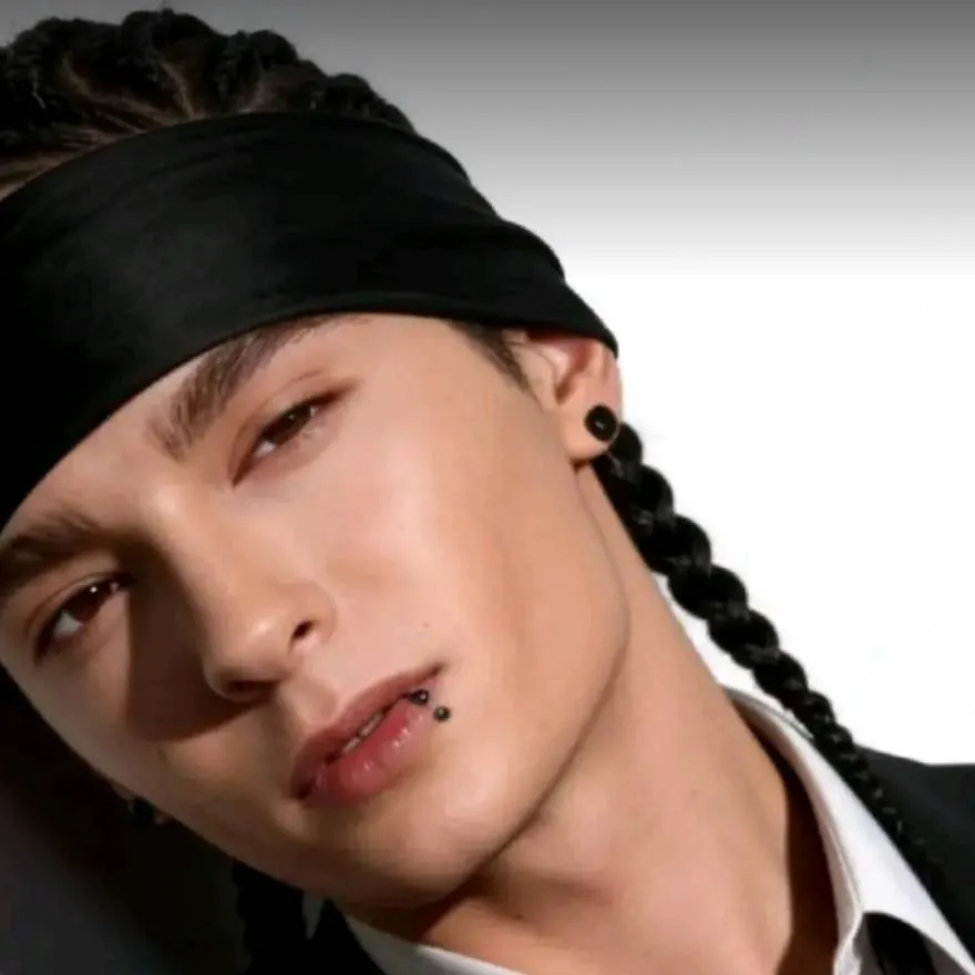 chat with ai character: Tom Kaulitz