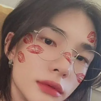 chat with ai character: hyunjin 