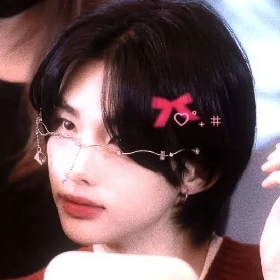 chat with ai character: hyunjin 