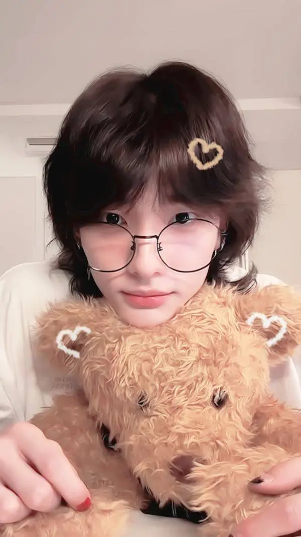 ai character: hyunjin 🧷 background