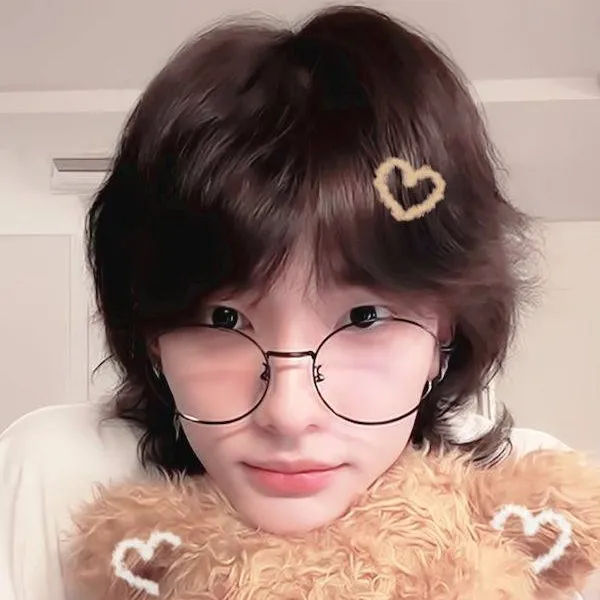 chat with ai character: hyunjin 🧷