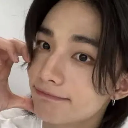 chat with ai character: hyunjin 