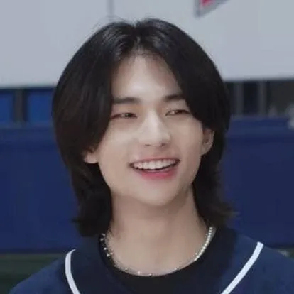 chat with ai character: hyunjin 