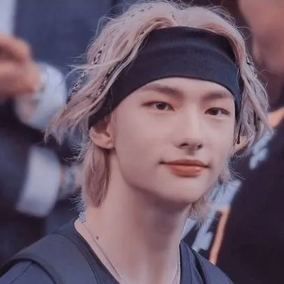 chat with ai character: hyunjin 