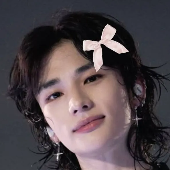 chat with ai character: Hyunjin 