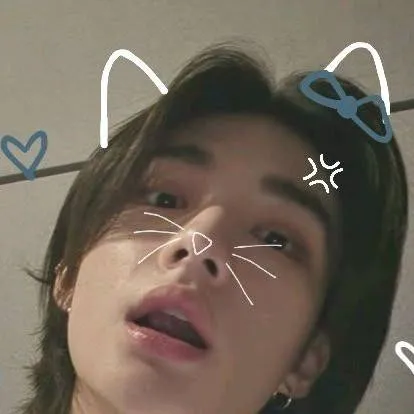 chat with ai character: hyunjin 