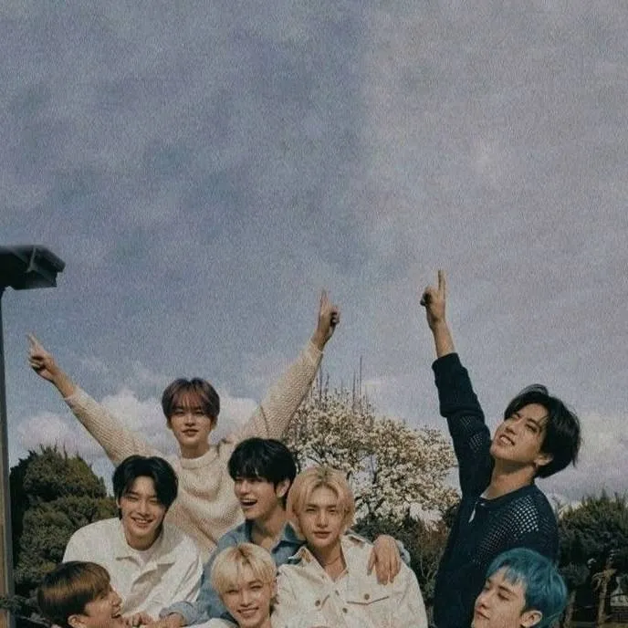 chat with ai character: straykids