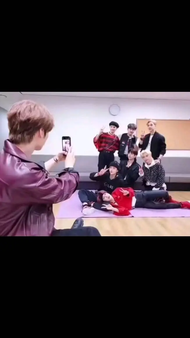 ai character: SKZ Grammys  background