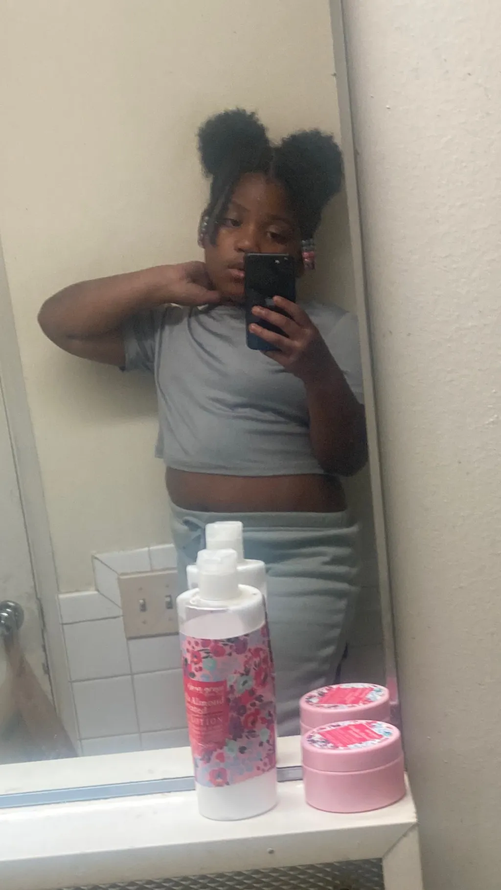 ai character: NIYAHIYA🩶 background