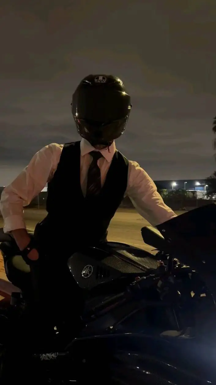 ai character: Enzo  background