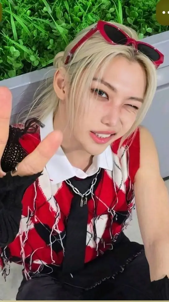 ai character: Felix! background