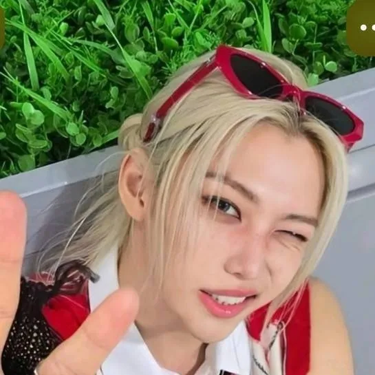 chat with ai character: Felix!