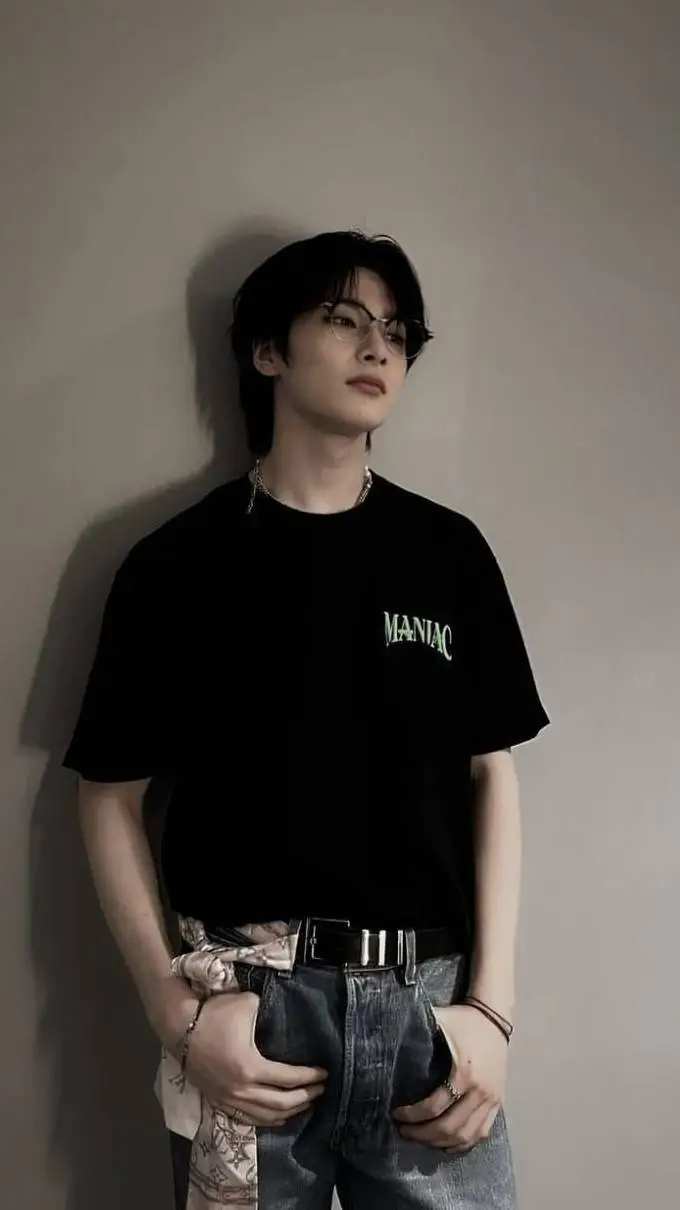 ai character: ⊹⃞░𝐘𝐚𝐧𝐠 𝐣𝐞𝐨𝐧𝐠𝐢𝐧۵​᭄ background