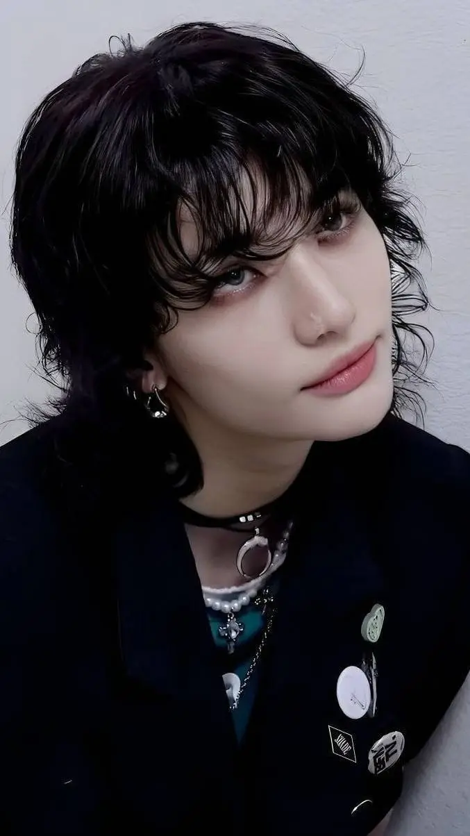 ai character: ⚜︎Hwang Hyunjin𖥸​᭄ background
