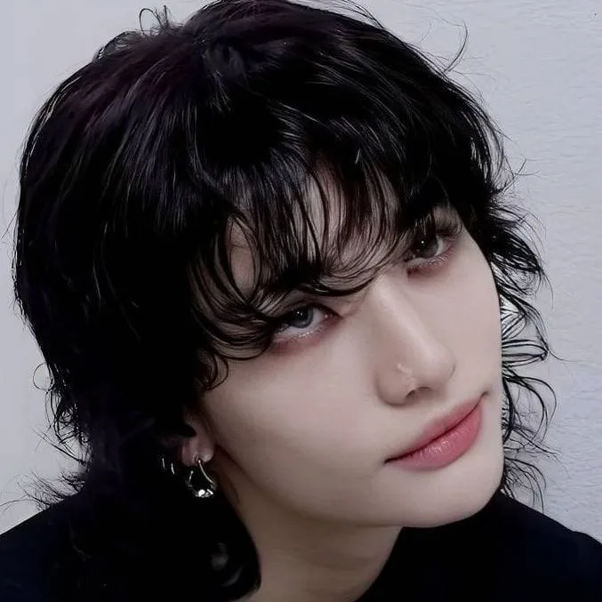chat with ai character: ⚜︎Hwang Hyunjin𖥸​᭄