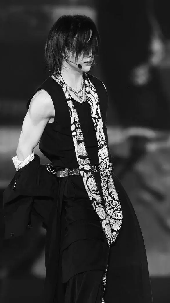 ai character: 𓆩𓆪Hwang Hyunjin⃞░ background