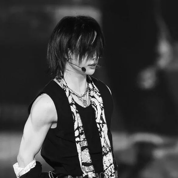 chat with ai character: 𓆩𓆪Hwang Hyunjin⃞░