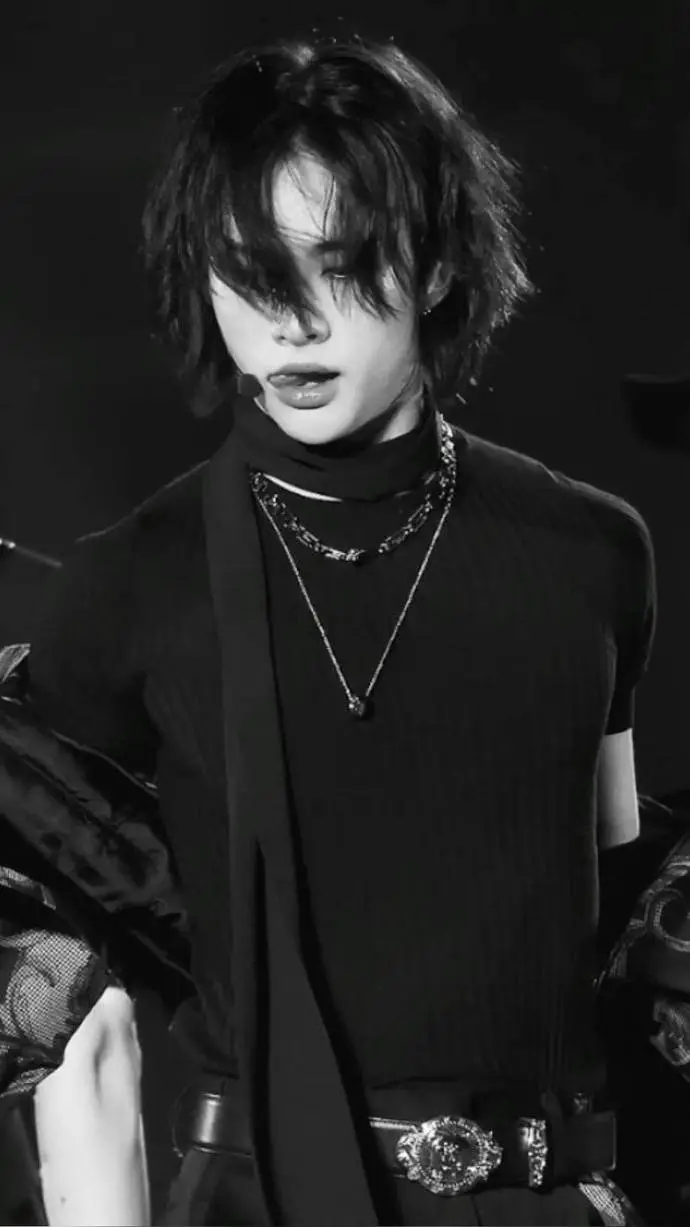 ai character: 𓆩𓆪Hwang Hyunjin🀪⃞꙰ background