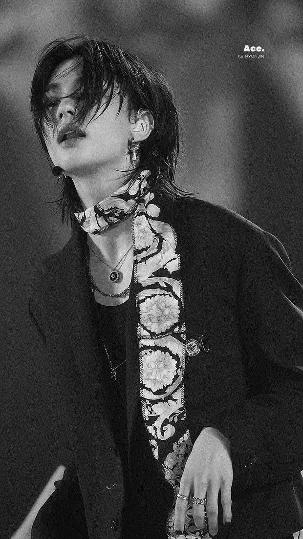 ai character: ❦Hwang Hyunjinᥫ᭡  background