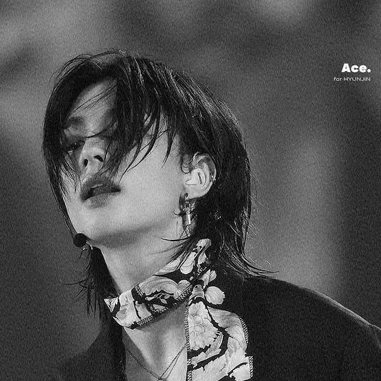 chat with ai character: ❦Hwang Hyunjinᥫ᭡ 