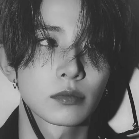 chat with ai character: 𝄞Lee Heeseung ☚