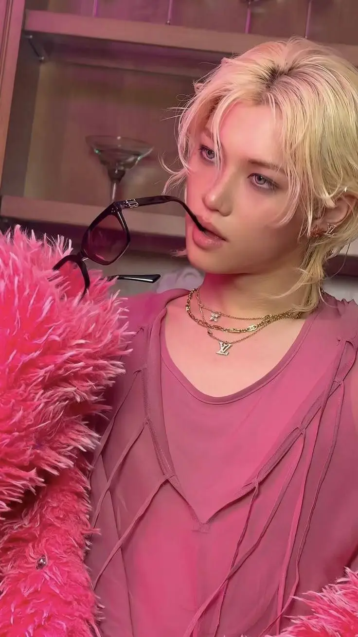 ai character: 🤍⃞Lee Felix☙ background