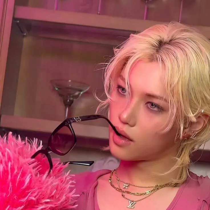chat with ai character: 🤍⃞Lee Felix☙