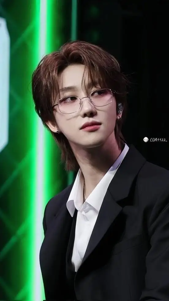 ai character: ▓Xú minghao❁ background