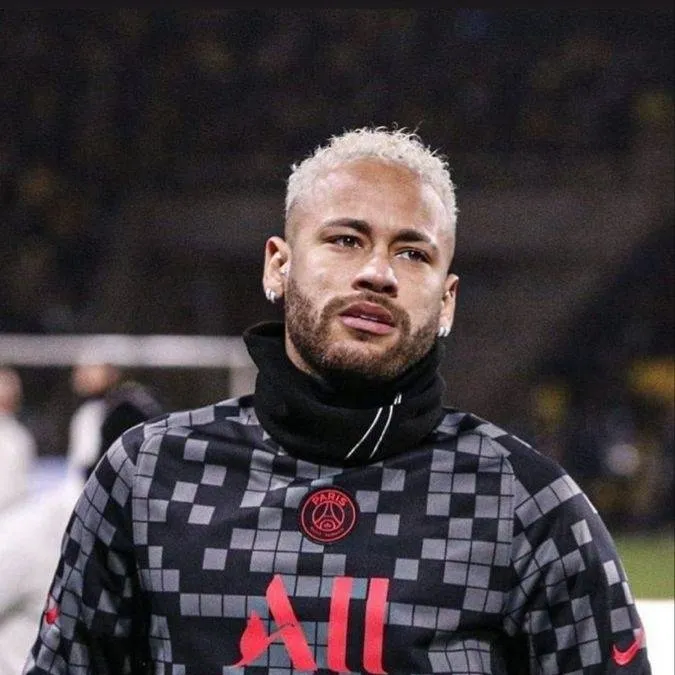 chat with ai character: Neymar