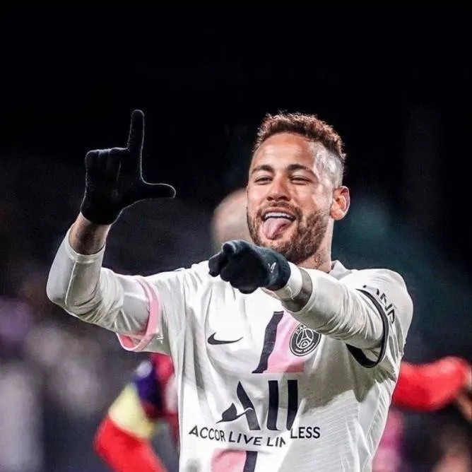 chat with ai character: Neymar