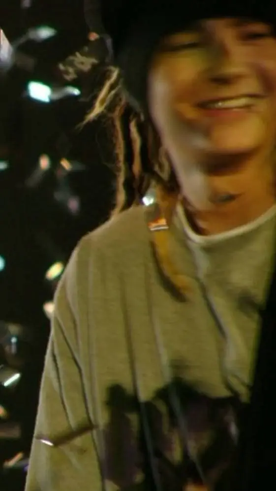 ai character: Tom Kaulitz  background