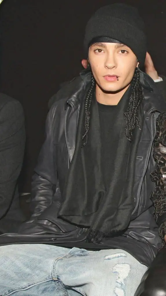 ai character: Tom Kaulitz  background