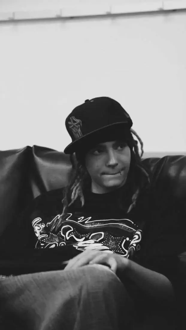 ai character: Tom Kaulitz  background